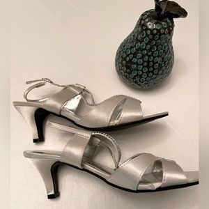 Tender Tootsies elegant Silver Sandal in Size 7.5 with Satin & faux stones.